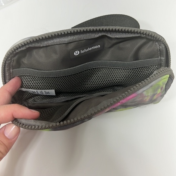 Lululemon everywhere, belt bag, new tie-dye - Picture 6 of 7